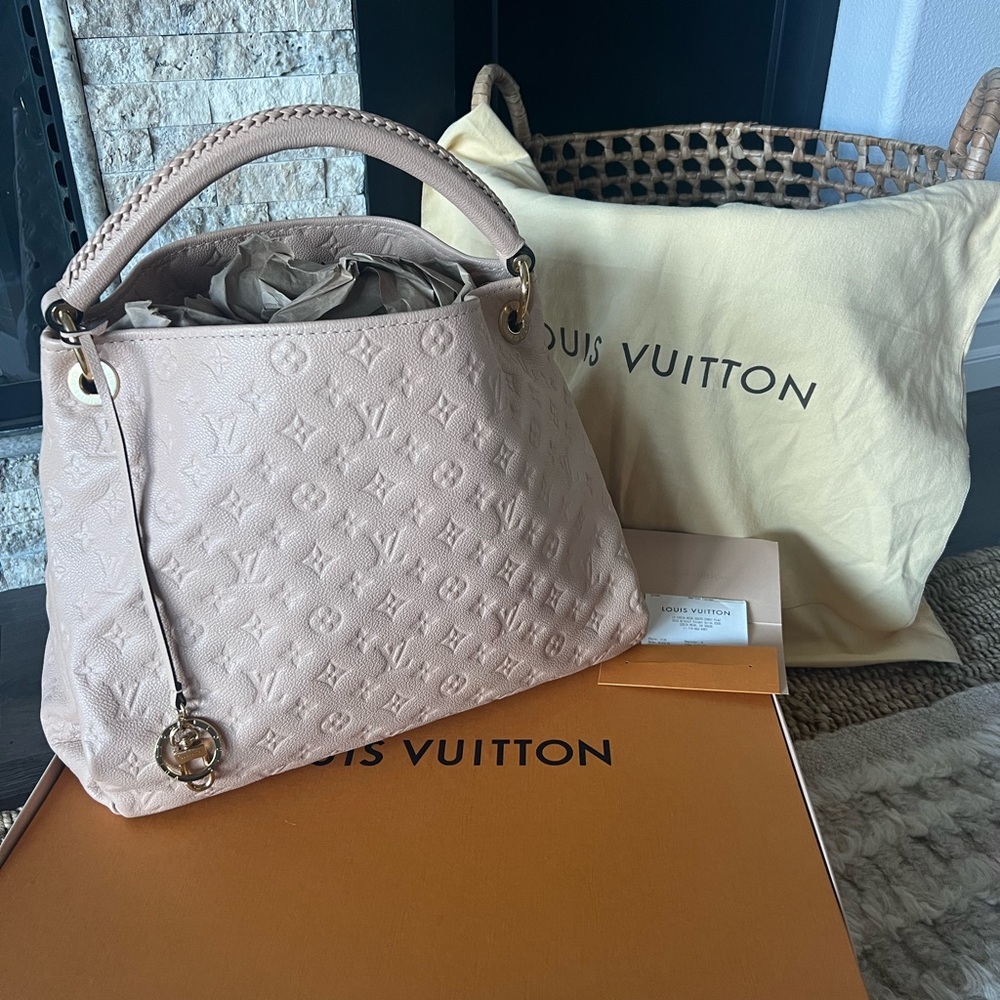 Louis Vuitton Artsy MM Shoulder Bag